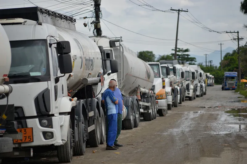 Imagem ilustrativa da imagem Caminhoneiros do Estado também ameaçam aderir a greve nacional