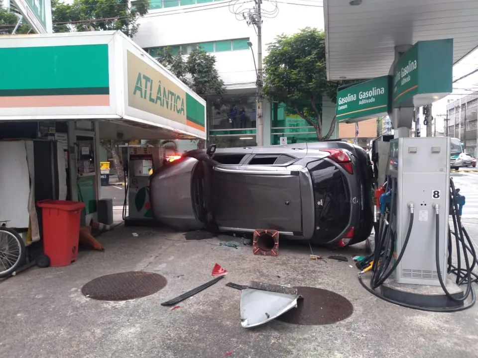 Imagem ilustrativa da imagem Carro vai parar dentro de posto de gasolina após batida em Vitória