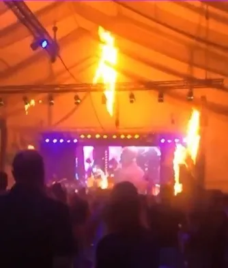 Imagem ilustrativa da imagem Show de dupla sertaneja é interrompido após palco pegar fogo