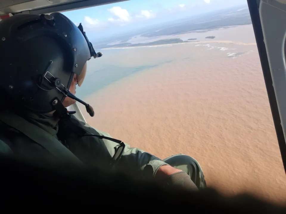Imagem ilustrativa da imagem Capitania faz buscas por pescadores com apoio de helicóptero