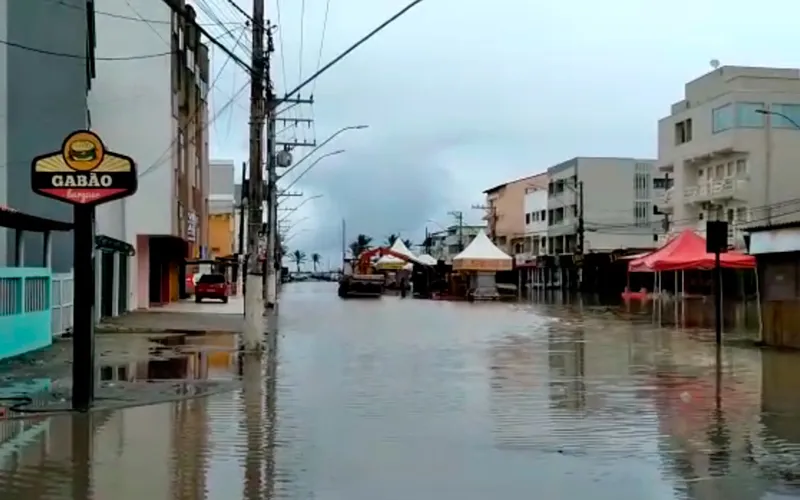 Imagem ilustrativa da imagem Guriri tem ruas alagadas após fortes chuvas no Norte do Estado
