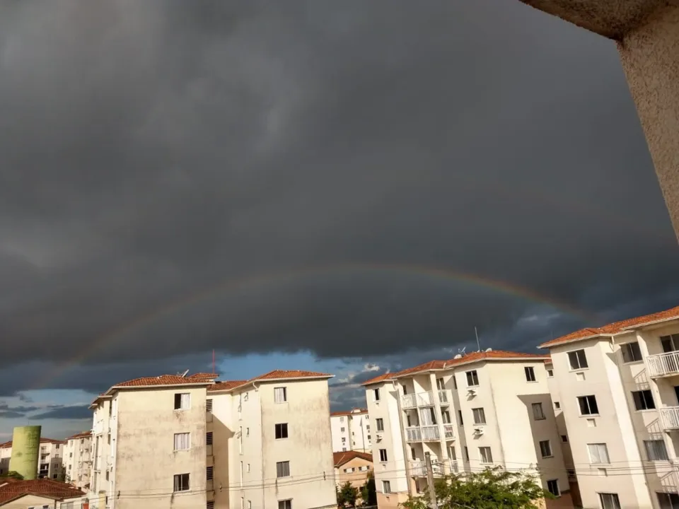 Imagem ilustrativa da imagem Nuvem carregada e arco-íris duplo chamam a atenção no céu de Manguinhos