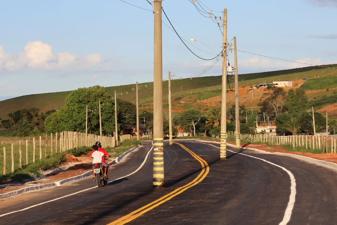 Imagem ilustrativa da imagem Empresa diz que vai retirar postes do meio de rodovia nesta quinta-feira