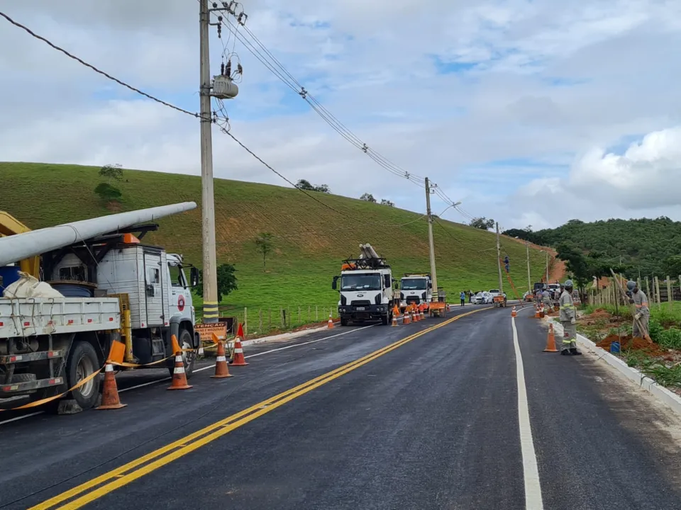 Imagem ilustrativa da imagem Postes no meio de rodovia começam a ser retirados no Sul do Estado