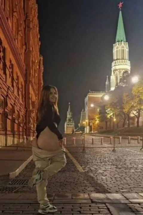 Imagem ilustrativa da imagem Atriz pornô é presa na Rússia após mostrar o bumbum em frente ao Kremlin