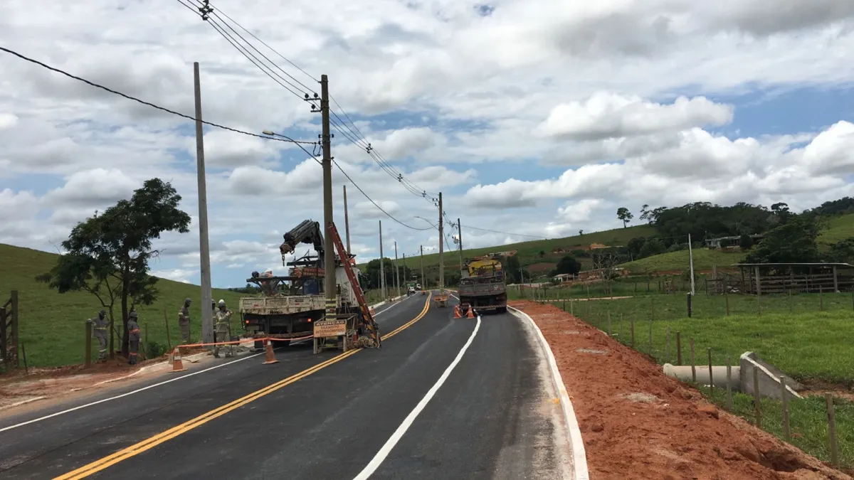 Imagem ilustrativa da imagem Onze postes são retirados do meio de rodovia e buracos fechados