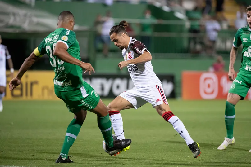 Imagem ilustrativa da imagem Flamengo empata com a Chapecoense e fica mais distante do título