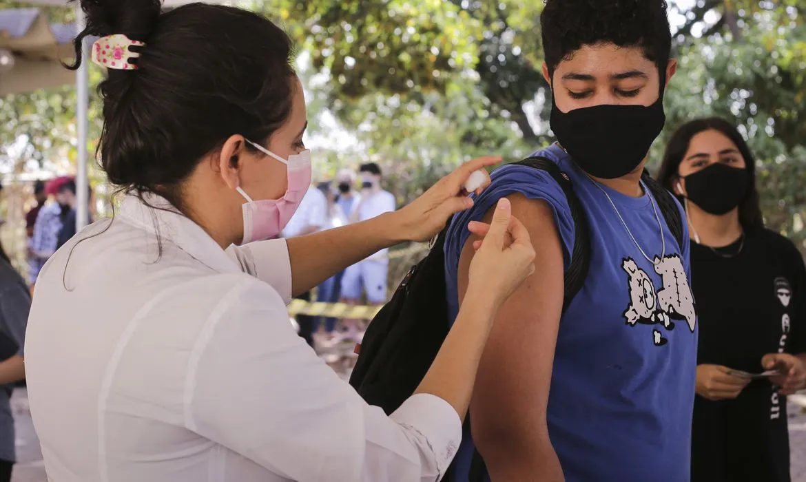 Imagem ilustrativa da imagem País supera 350 milhões de vacinas contra covid-19 distribuídas