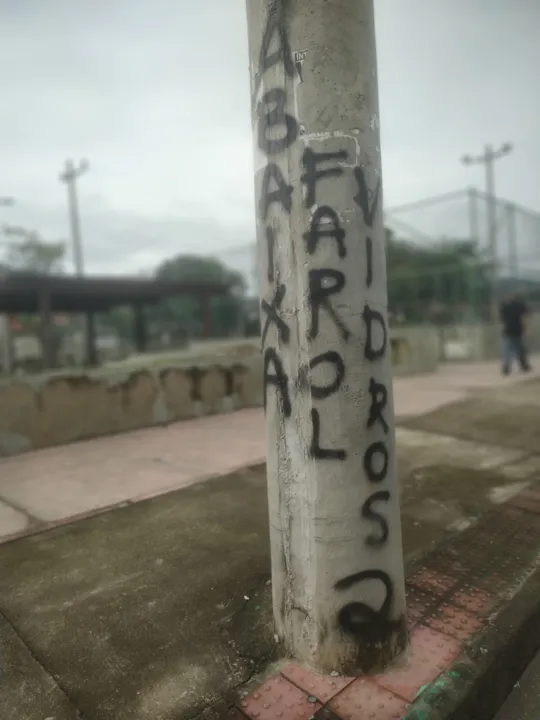 Imagem ilustrativa da imagem Vendedor é baleado no pescoço ao ser confundido com traficantes rivais