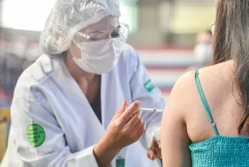 Imagem ilustrativa da imagem Brasil ultrapassa EUA em taxa de vacinação completa contra a Covid