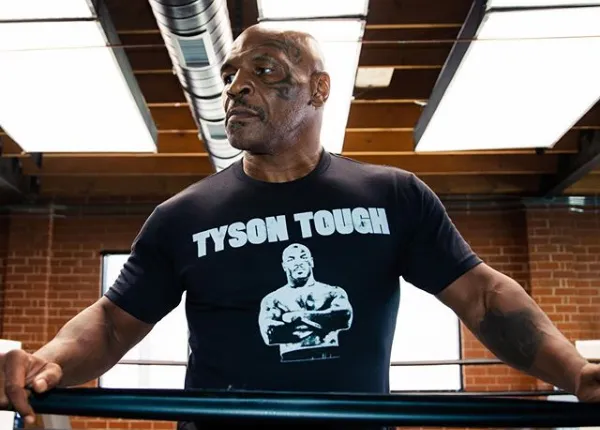 Imagem ilustrativa da imagem Mike Tyson diz fumar veneno de sapo para ter concentração e contra ansiedade