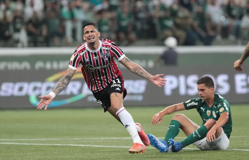 Imagem ilustrativa da imagem Rogério Ceni quebra tabu e São Paulo vence o Palmeiras