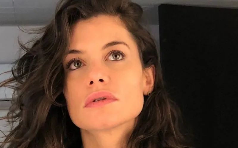 Imagem ilustrativa da imagem Alinne Moraes ri de fofocas sobre ela e Cauã em novela, e diz que marido os juntou