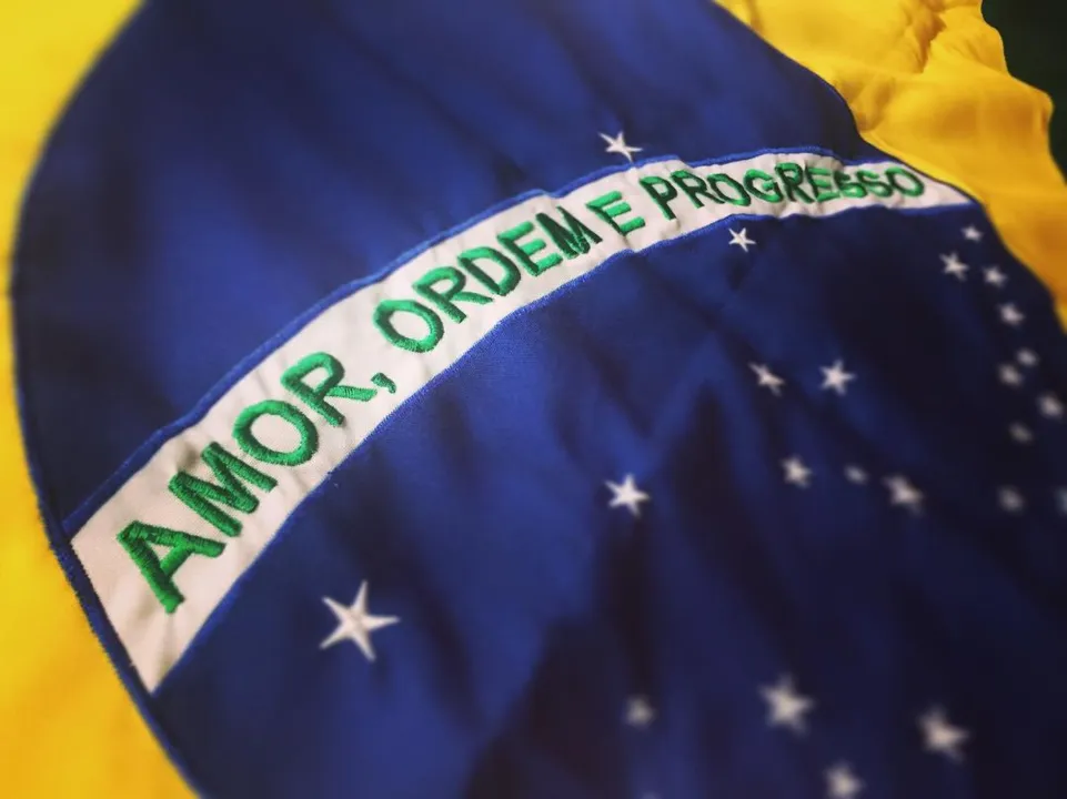 Imagem ilustrativa da imagem Campanha quer mudar frase da bandeira do Brasil para combater o ódio