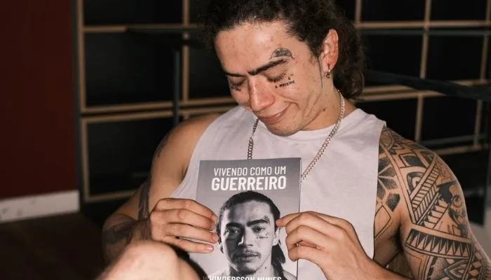 Imagem ilustrativa da imagem Whindersson Nunes lança biografia e revela dores e alegrias