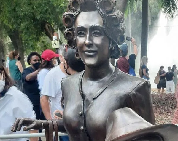 Imagem ilustrativa da imagem Paulo Gustavo e sua Dona Hermínia ganham estátuas em Niterói