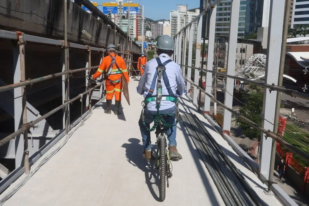 Imagem ilustrativa da imagem Ciclovia na Terceira Ponte começa a receber piso e já tem 500 metros