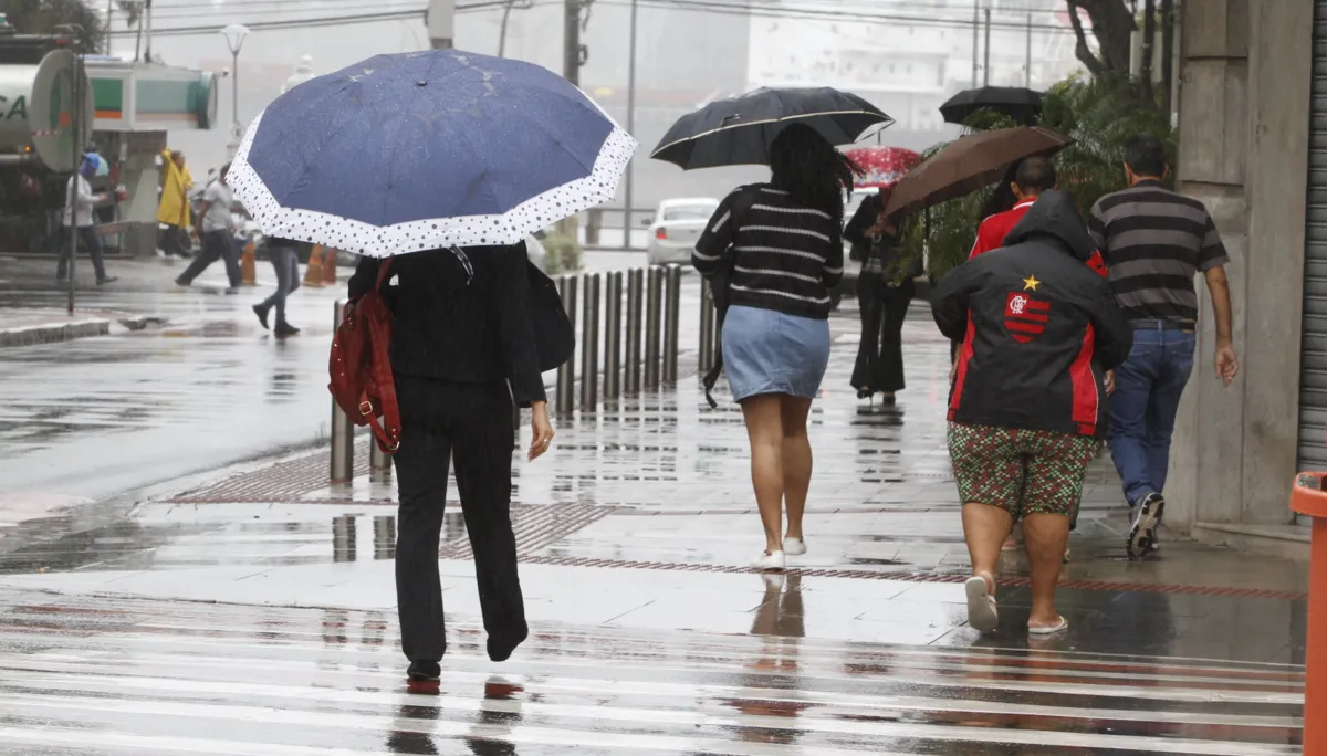 Imagem ilustrativa da imagem Nova frente fria traz chuva e derruba temperaturas no fim de semana no Estado