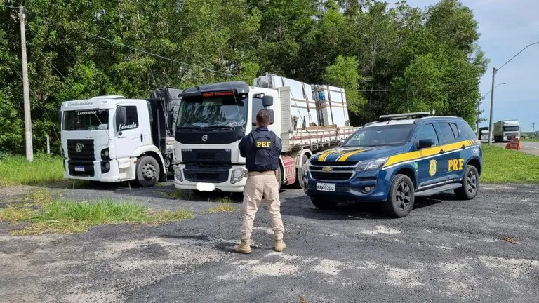 Imagem ilustrativa da imagem Caminhões são flagrados transportando blocos de granito sem nota fiscal