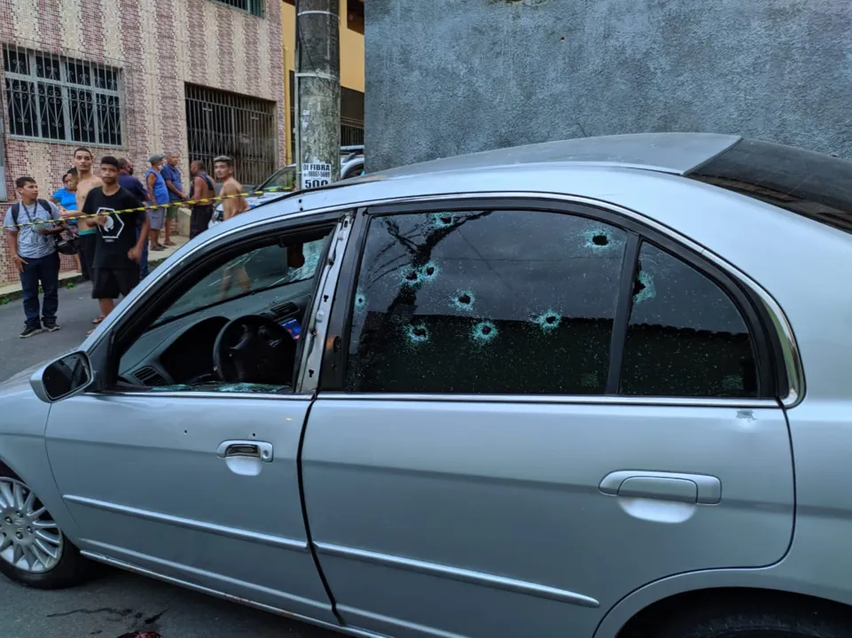 Imagem ilustrativa da imagem Homem é executado dentro de carro com mais de 20 tiros