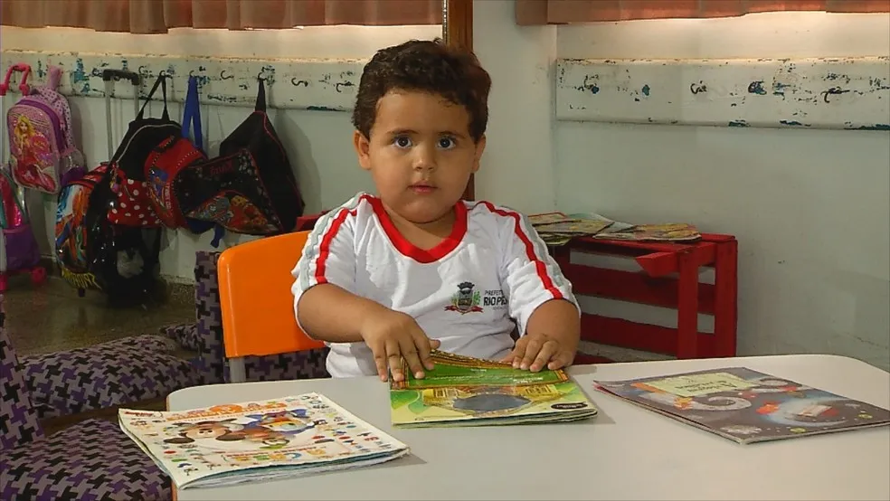 Imagem ilustrativa da imagem Menino surpreende ao aprender a ler com 2 anos de idade