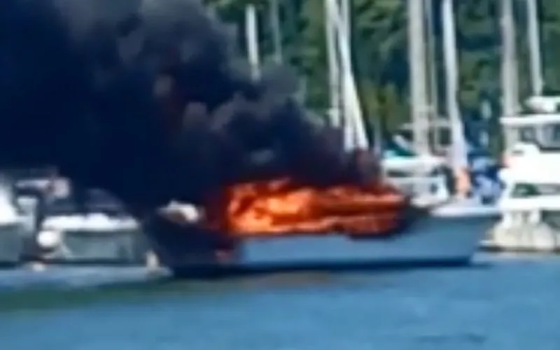 Imagem ilustrativa da imagem Vídeo: Duas lanchas pegam fogo na Praia do Canto