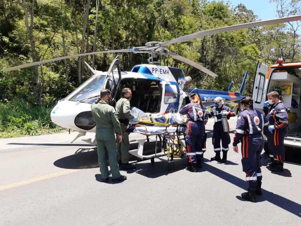 Imagem ilustrativa da imagem Helicóptero pousa na BR-262 para resgatar vítima de acidente