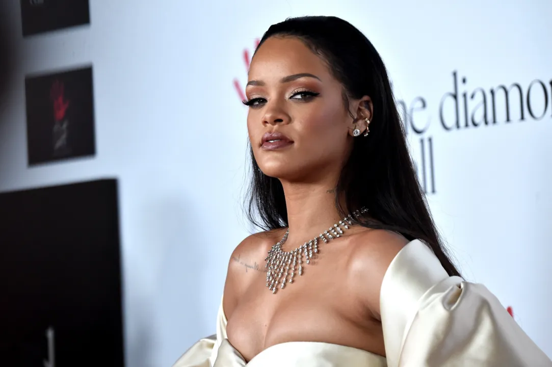 Imagem ilustrativa da imagem Rihanna nega boatos de gravidez e afirma que boatos 'a engravidam todo ano'