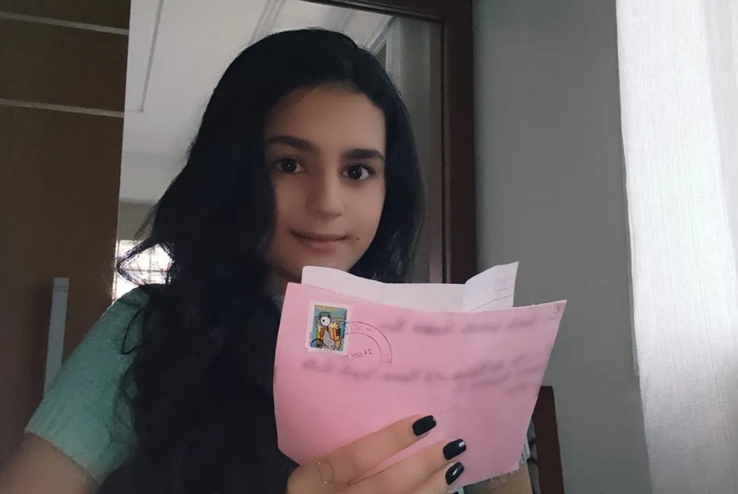 Imagem ilustrativa da imagem Jovens recebem cartas escritas por eles há seis anos