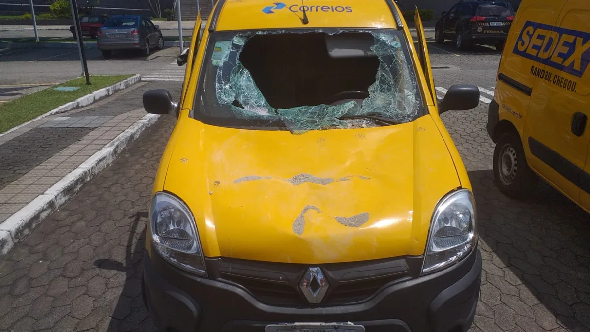 Imagem ilustrativa da imagem Carro dos Correios é depredado e assaltado em Vitória