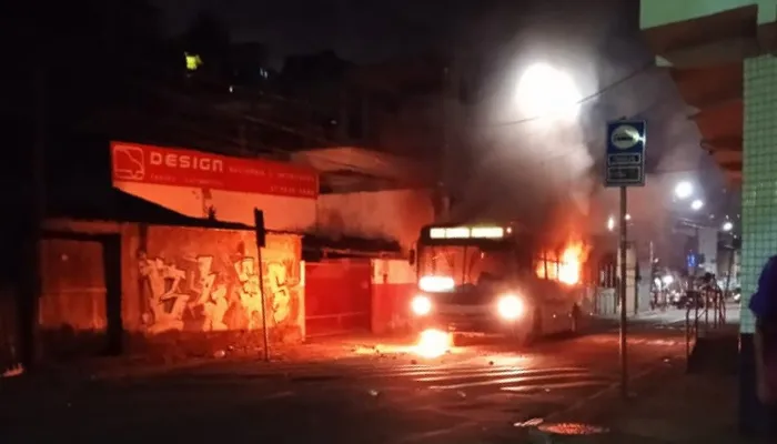 Imagem ilustrativa da imagem Após madrugada de confrontos, ônibus é incendiado em Vitória