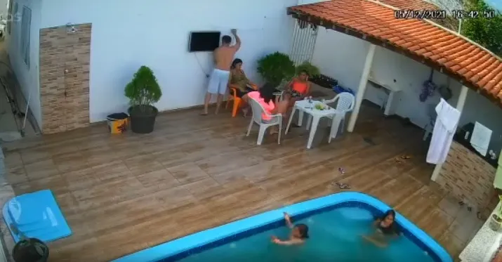 Imagem ilustrativa da imagem VÍDEO | Adolescente se afoga após ter cabelo sugado por ralo de piscina