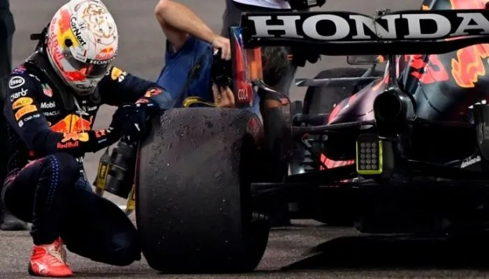 Imagem ilustrativa da imagem Verstappen passa Hamilton na última volta e conquista seu primeiro título na F1