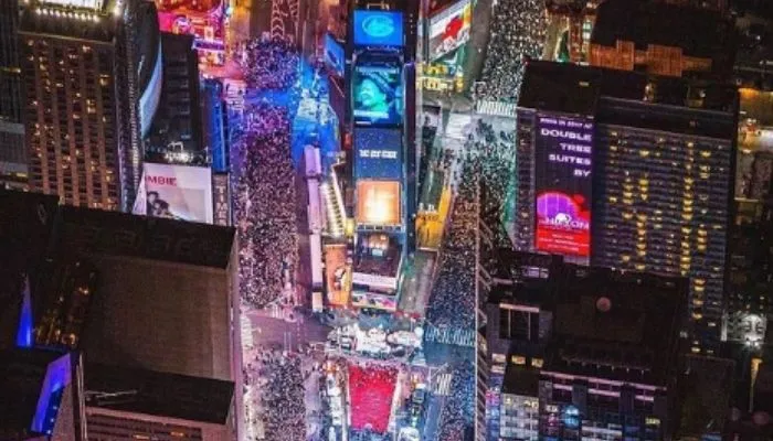 Imagem ilustrativa da imagem Virada na Times Square tem filas enormes, pizza de rua a R$ 195 e policiais sem máscara