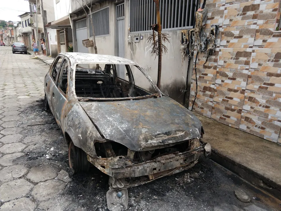 Imagem ilustrativa da imagem Traficantes incendeiam carro no bairro Nova Palestina