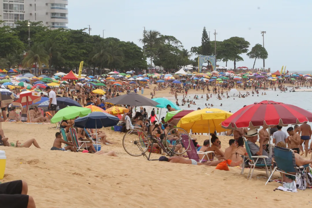 Imagem ilustrativa da imagem Primeiro domingo de 2022 com praias cheias na Grande Vitória