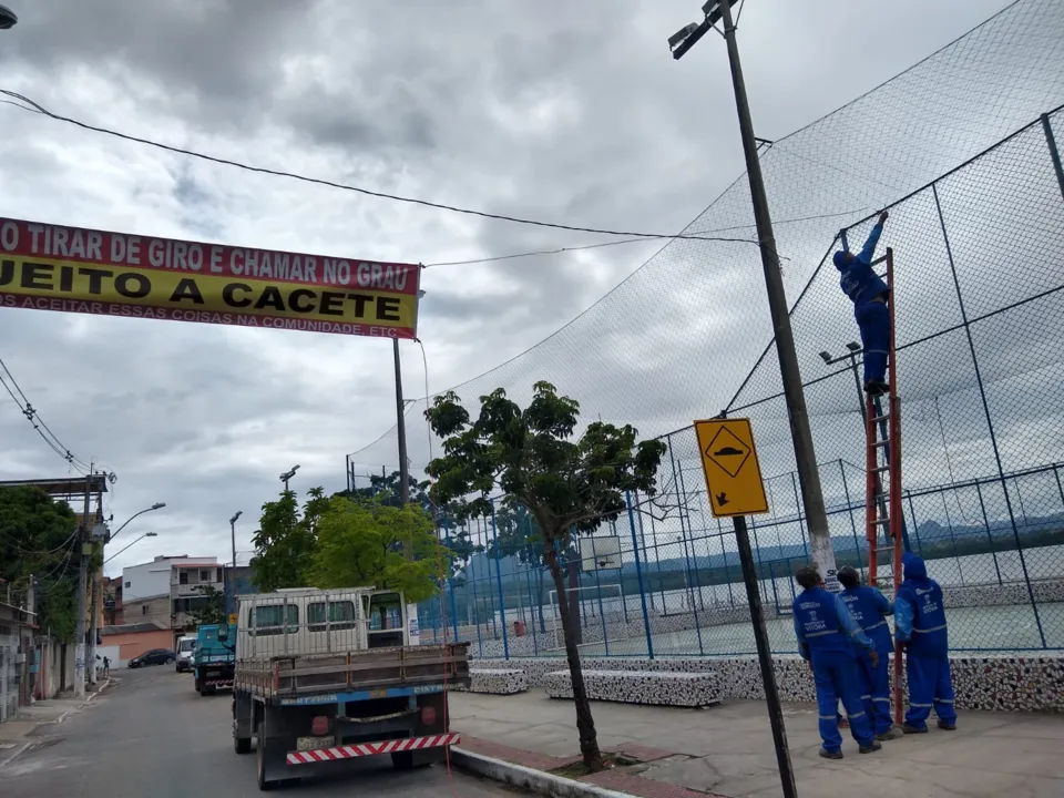 Imagem ilustrativa da imagem Prefeitura retira faixas com ameaças a motociclistas em Vitória