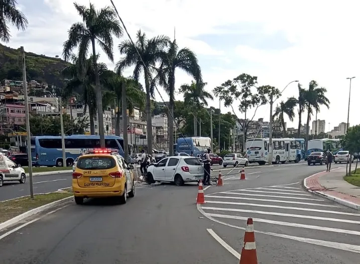 Imagem ilustrativa da imagem Carro derruba poste e interdita trânsito no Centro de Vitória