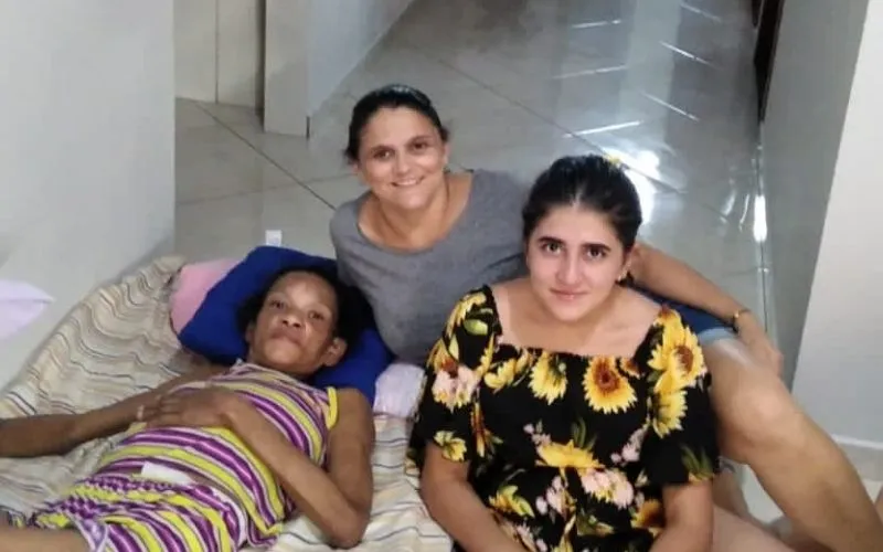 Imagem ilustrativa da imagem Família “adota” moradora de rua que ajudou jovem a vencer depressão