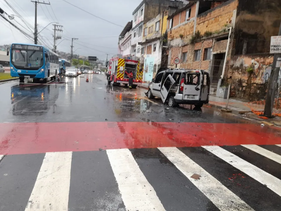 Imagem ilustrativa da imagem VÍDEOS | Carro pega fogo em Vitória