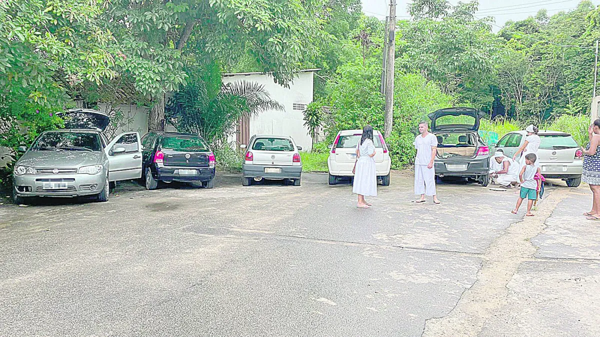 Imagem ilustrativa da imagem Vizinho de comunidade candomblé fura pneu de oito carros de religiosos e é preso