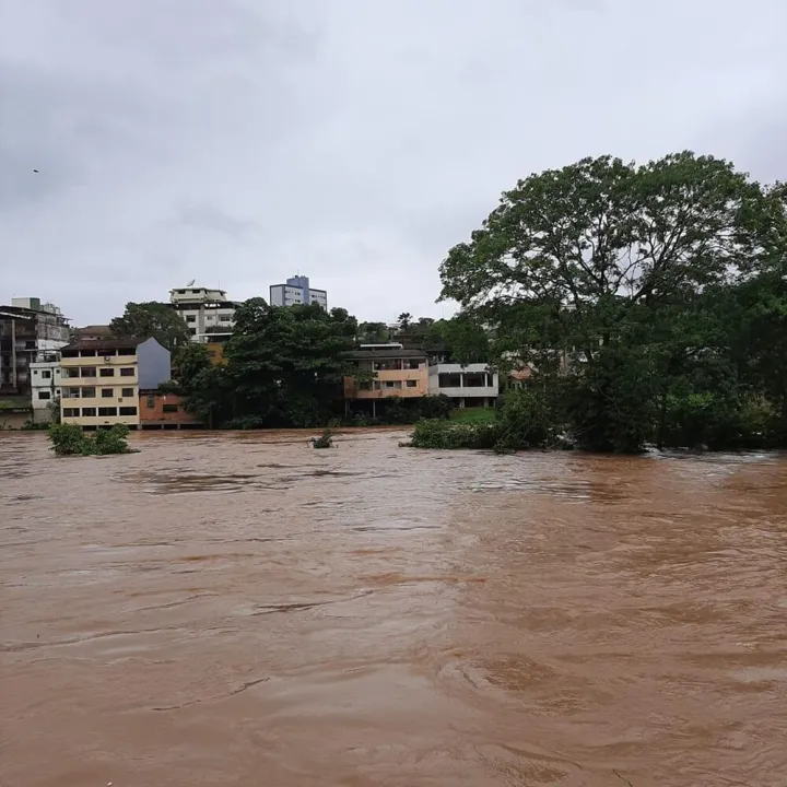 Imagem ilustrativa da imagem Rio volta a subir e deixa população em alerta em Cachoeiro