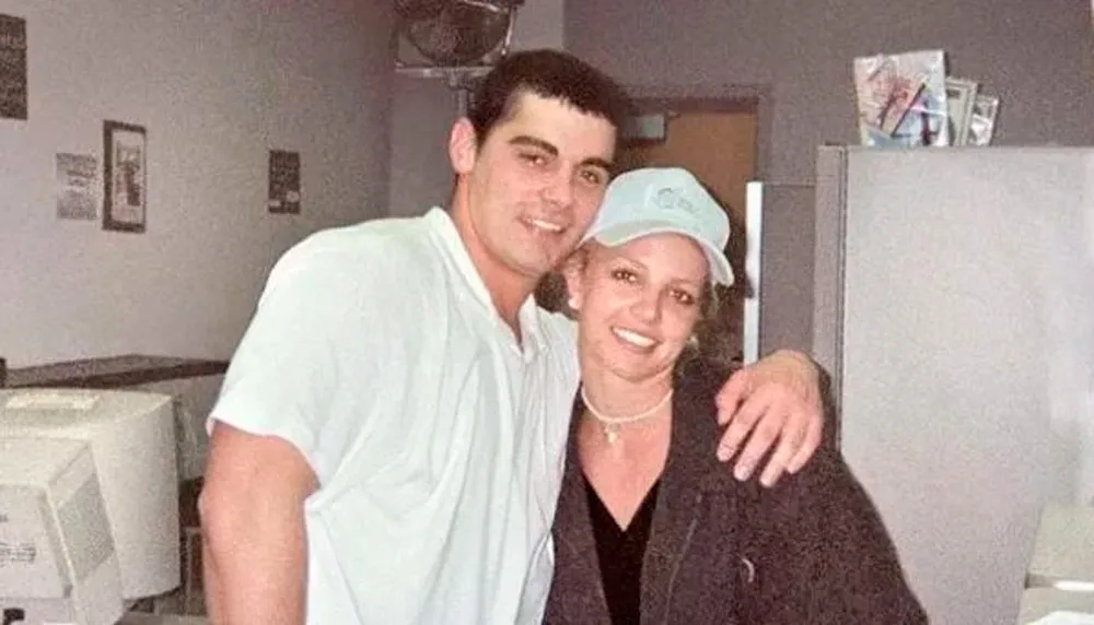 Imagem ilustrativa da imagem Ex de Britney Spears espiona casa da mãe da cantora após sair da prisão