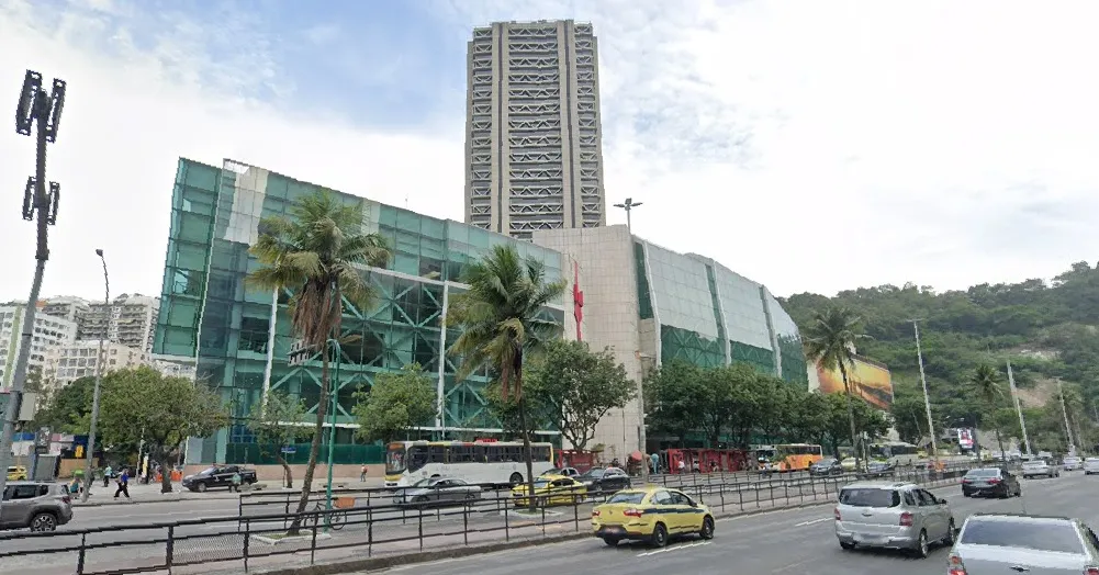 Imagem ilustrativa da imagem Torre de shopping é atingida por incêndio no Rio de Janeiro