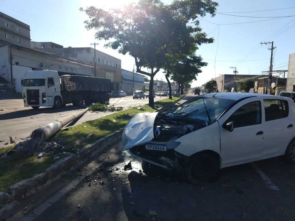 Imagem ilustrativa da imagem Carro derruba poste e motorista fica ferido em Vila Velha