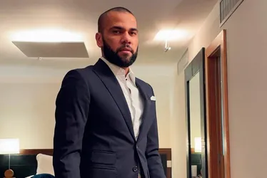 Imagem ilustrativa da imagem Dani Alves visita o Estado e tira fotos na noite da Praia do Canto