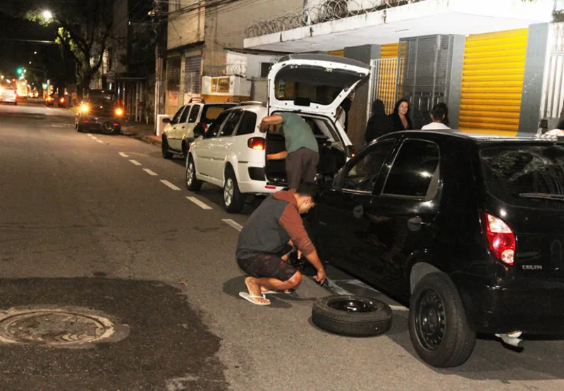 Motoristas formaram fila para troca dos pneus após passarem por buraco perto de um tampão de bueiro, na avenida Paulino Müller, em Jucutuquara, Vitória
