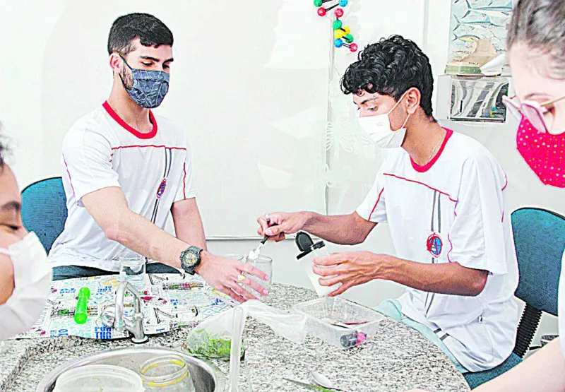 Estudantes do ensino médio durante aula prática no Laboratório de Ciências: aprendizado de qualidade