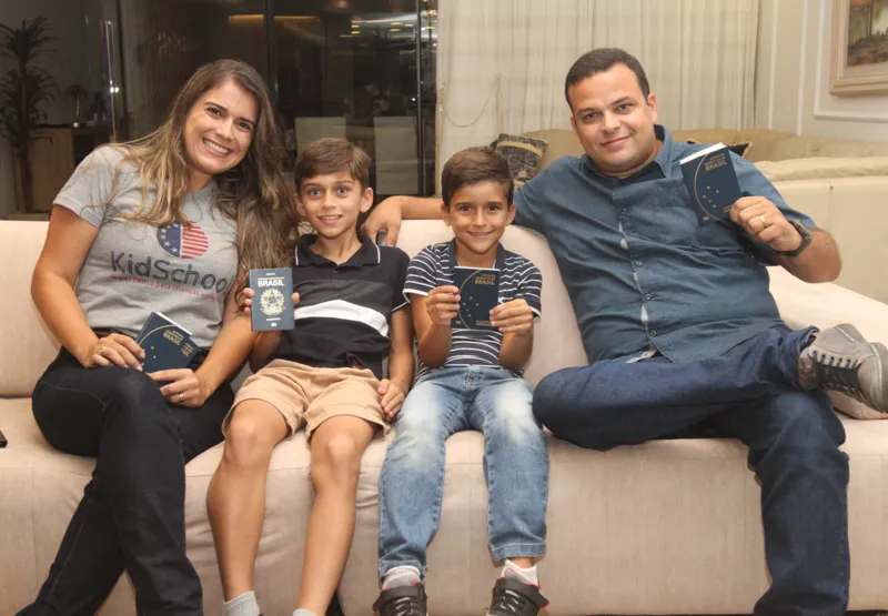 Luciana e Marcelo   vão levar os filhos João, de 9 anos, e Daniel, de 6, para passear na Disney em dezembro