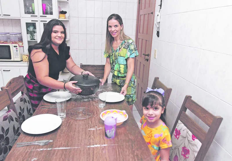 Susane Kelly Santana Moraes, 44,  sempre tenta ensinar as filhas Ana Beatriz Santana Moraes, de 14 anos, e Ana Clara Santana Moraes, de 5